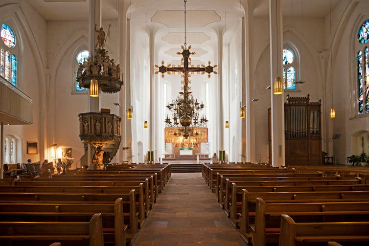 O interior de uma igreja protestante vazia.