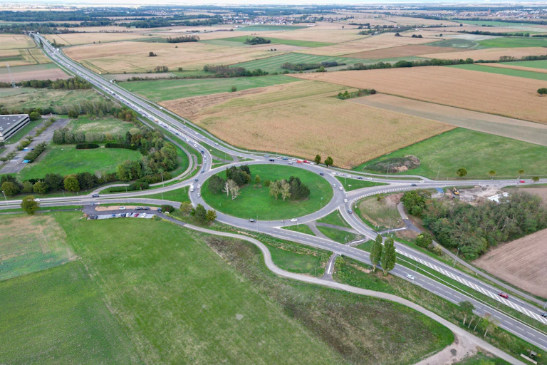 vue aérienne d'un rond point en zone rurale
