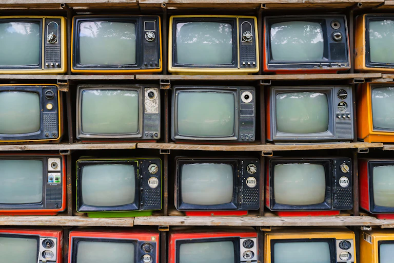 un mur d'écrans de télévisions vintage toutes éteintes.