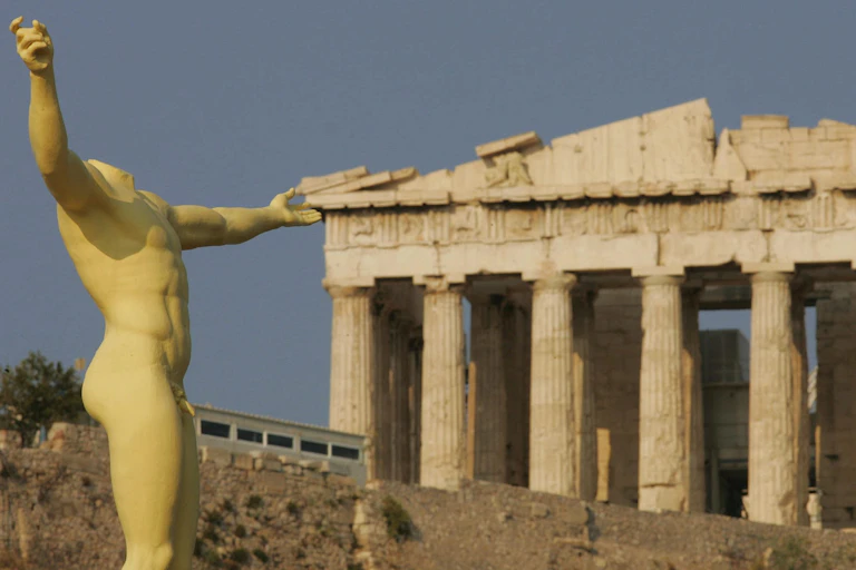 Uma réplica de uma estátua antiga é vista em frente ao Parthenon da Acrópole, na Grécia