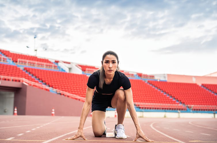 Atleta feminina na pista.