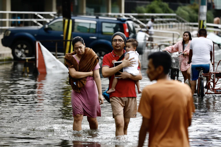 people floodwaters Manila