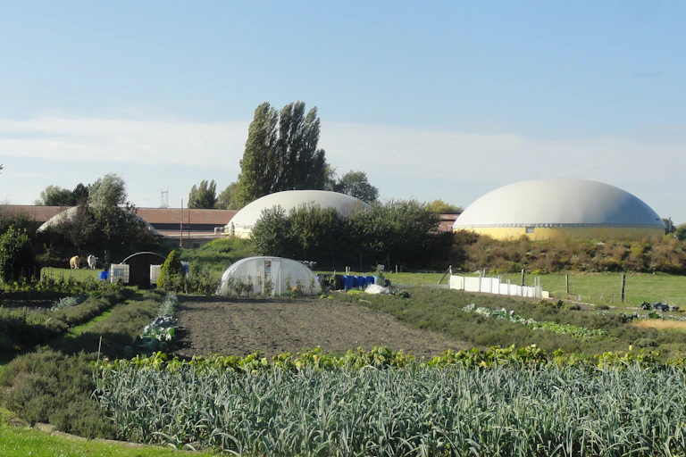 vue d'un paysage de ferme avec des méthaniseurs