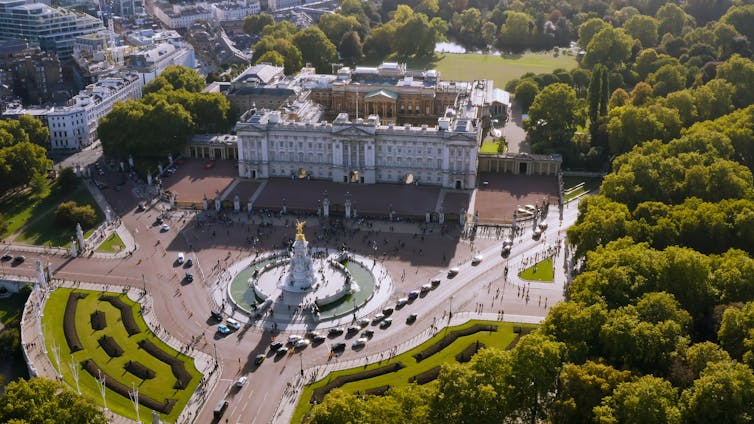 Bird's eye view of Buckingham Palace and some surrounding landscape.