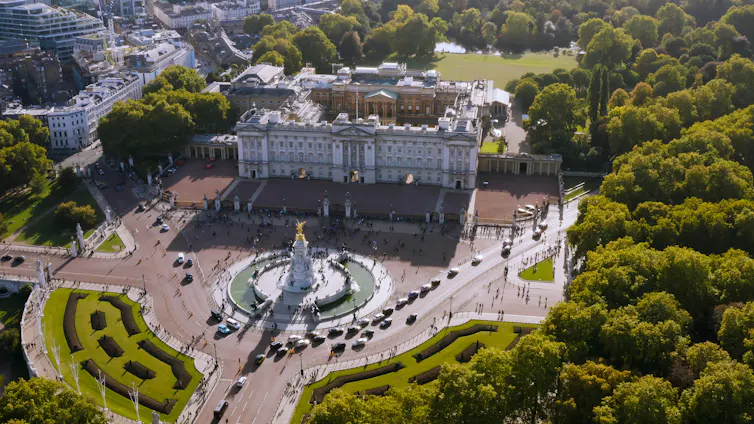 Bird's eye view of Buckingham Palace and some surrounding landscape.
