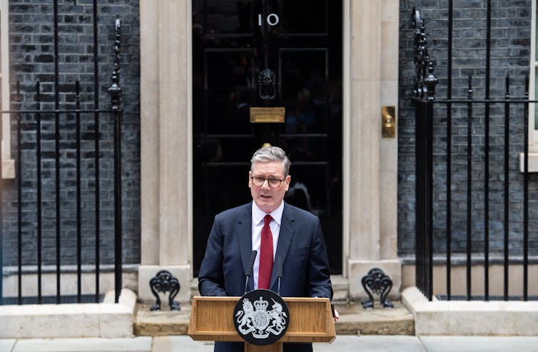 Keir Starmer do lado de fora do 10 Downing Street