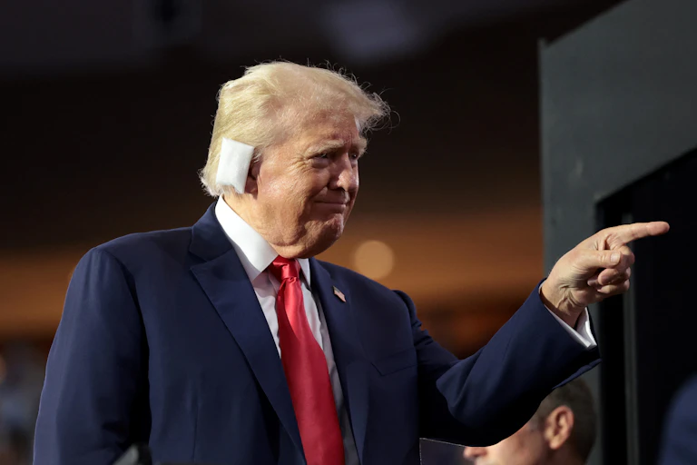 Donald Trump lors de la convention d'investiture républicaine. Il a un pansement sur son oreille blessée, un doigt pointé vers les militants