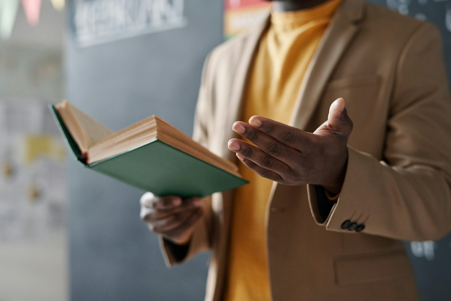 Un enseignant lisant un texte