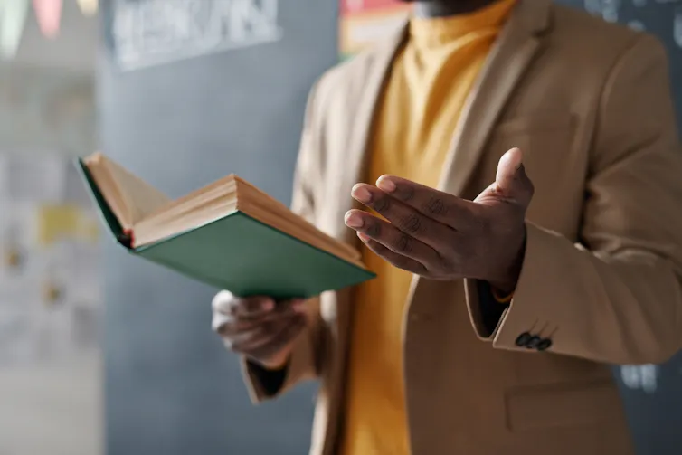Un enseignant lisant un texte