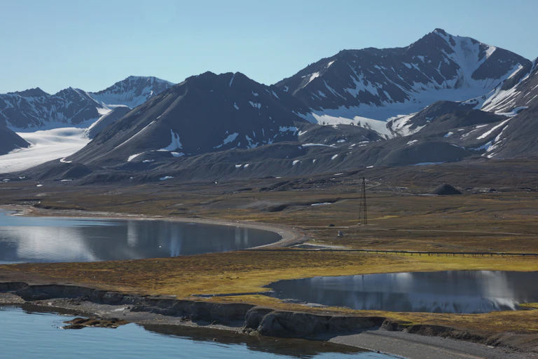 Paisagem com montanhas, glaciares e lagos