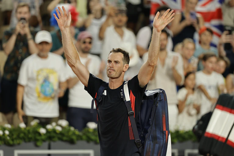 Andy Murray waving