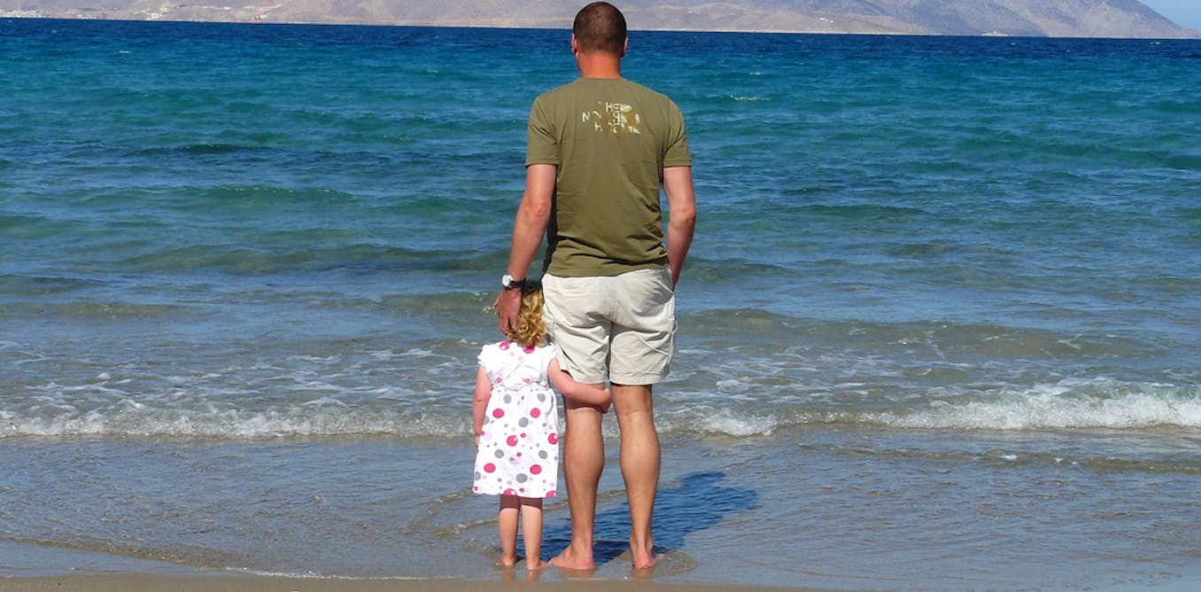 папа и ребенок на море