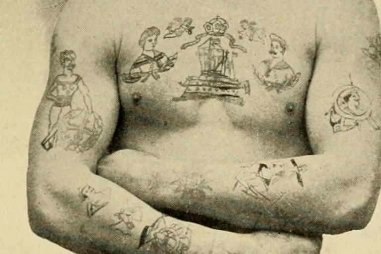 Photographie d’un homme tatoué, tirée de « L'homme criminel, selon la classification de Cesare Lombroso » (1911).