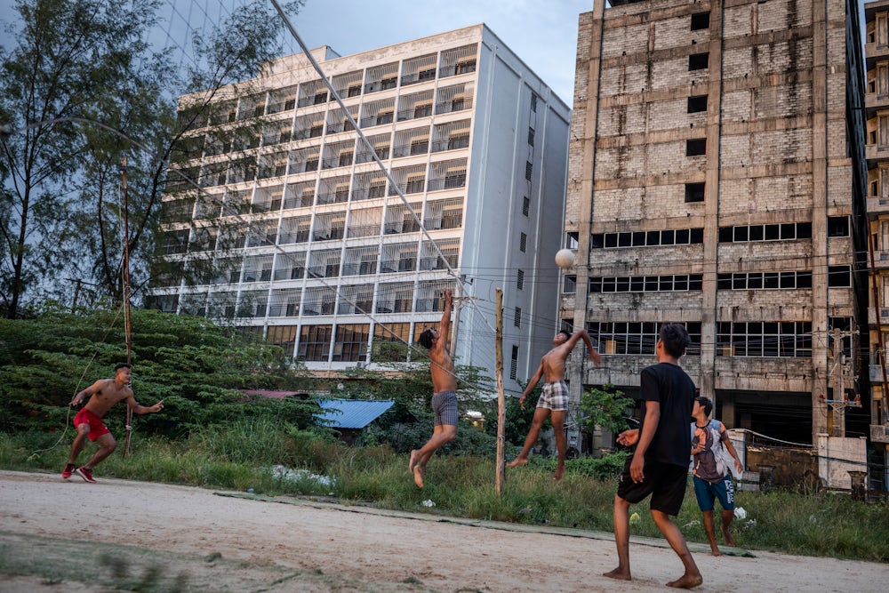 Life in the shadow of the compounds, Occheuteal Beach, Sihanoukville