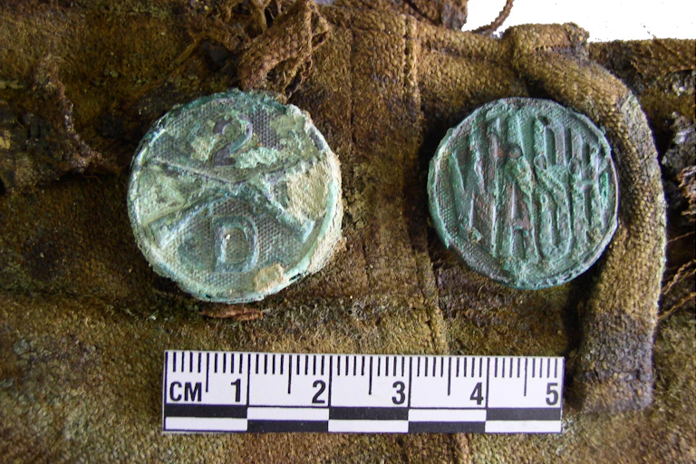Collar discs.