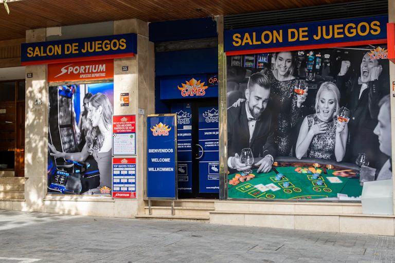 Fachada de un salón de juegos.