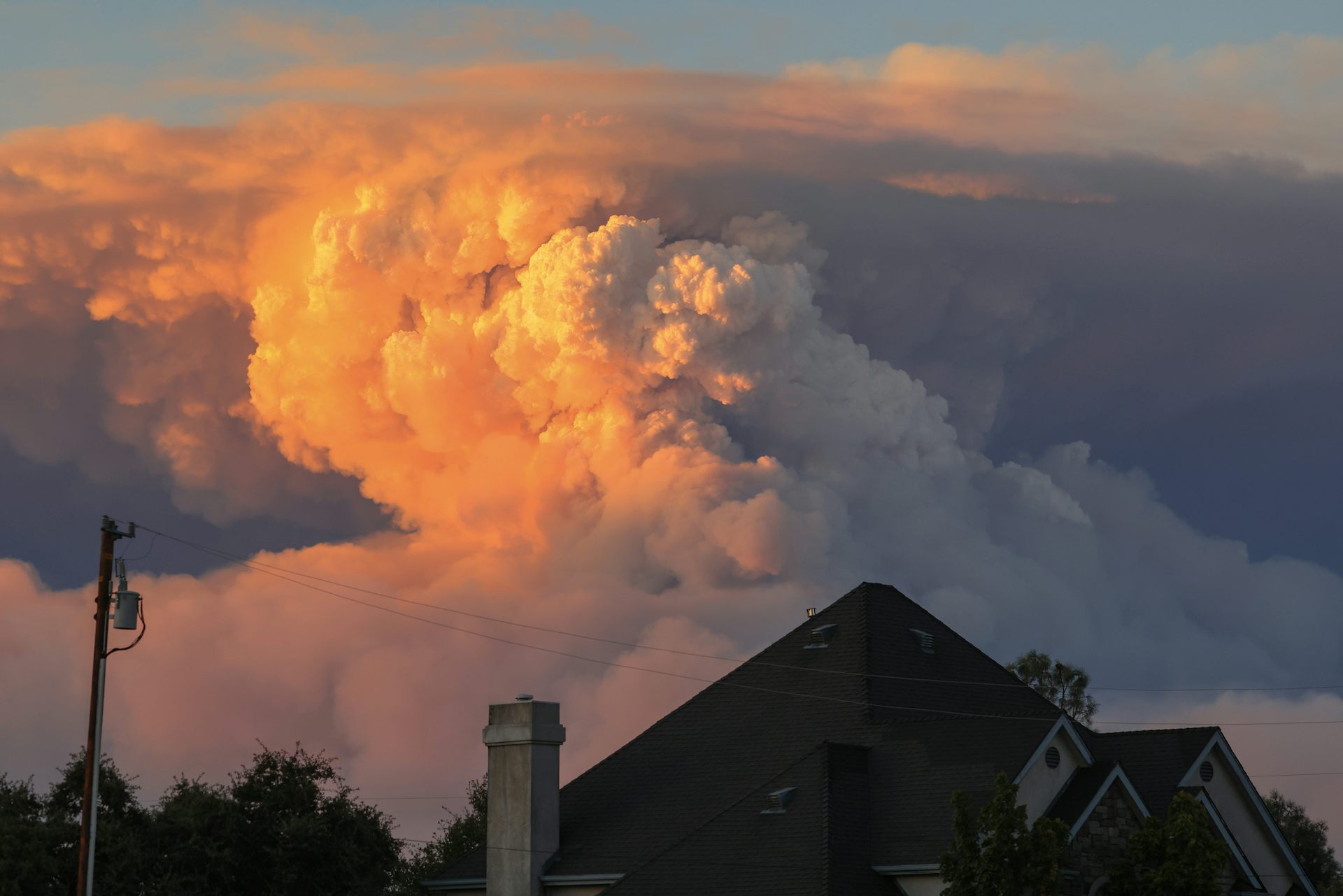 Un énorme nuage de pyrocumulus s'élève depuis l'incendie de Park, avec les toits de Chico au premier plan.