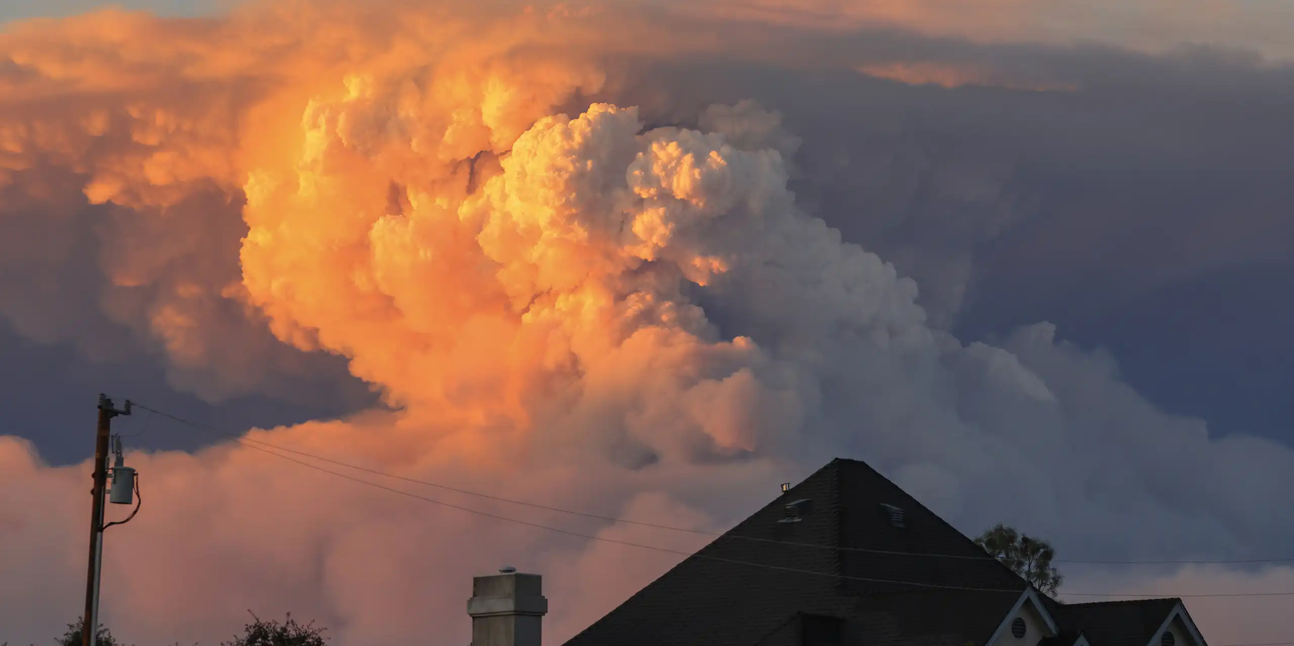 Un énorme nuage de pyrocumulus s'élève depuis l'incendie de Park, avec les toits de Chico au premier plan.