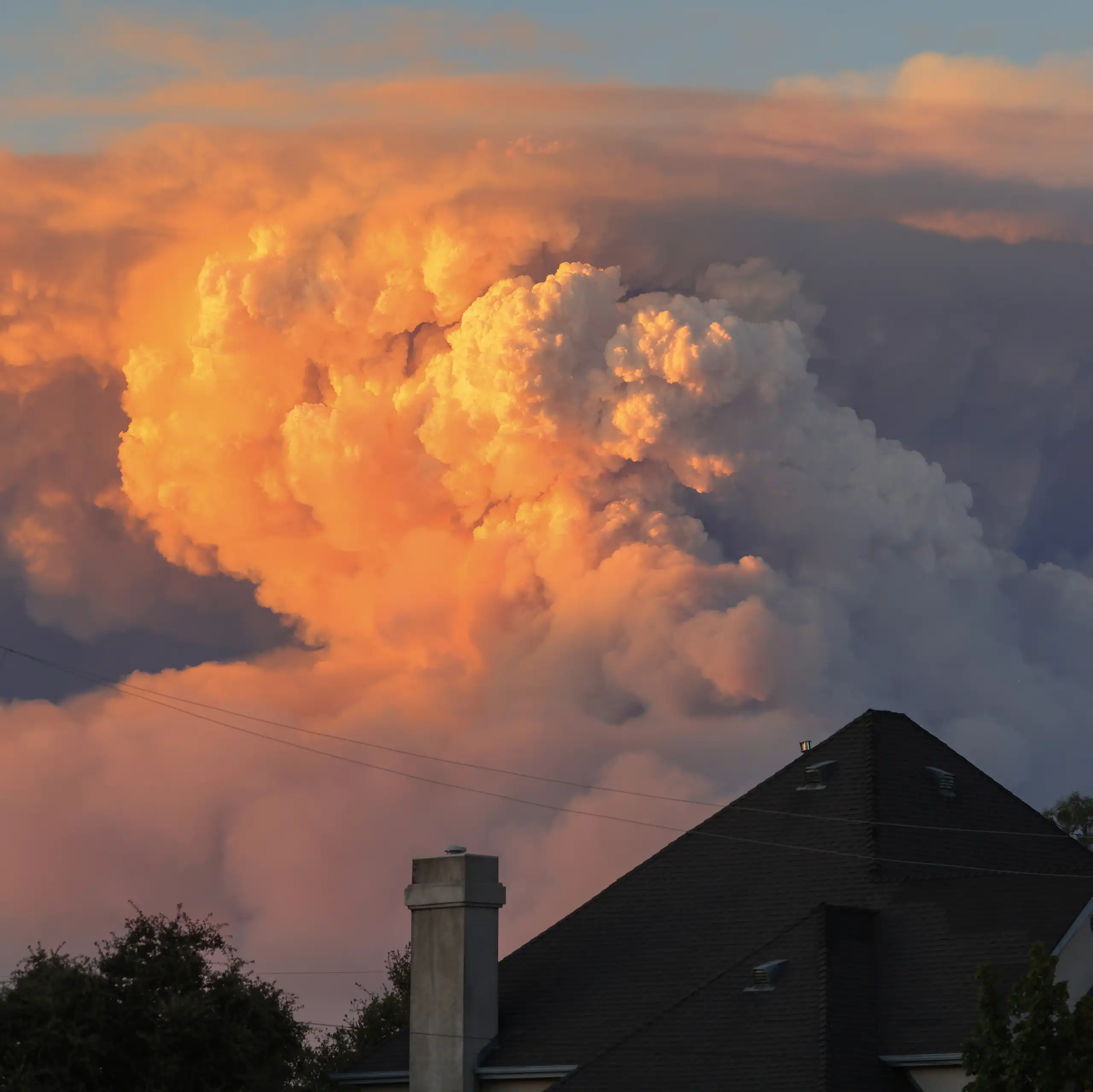 Un énorme nuage de pyrocumulus s'élève depuis l'incendie de Park, avec les toits de Chico au premier plan.