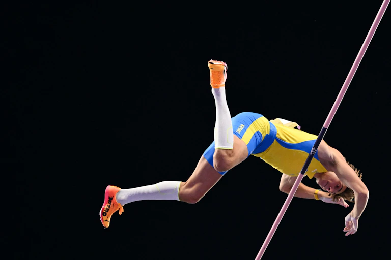 Armand Duplantis en train de battre le record olympique de saut à la perche.