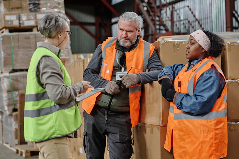 Discussions dans un entrepôt entre un manager et des opérateurs