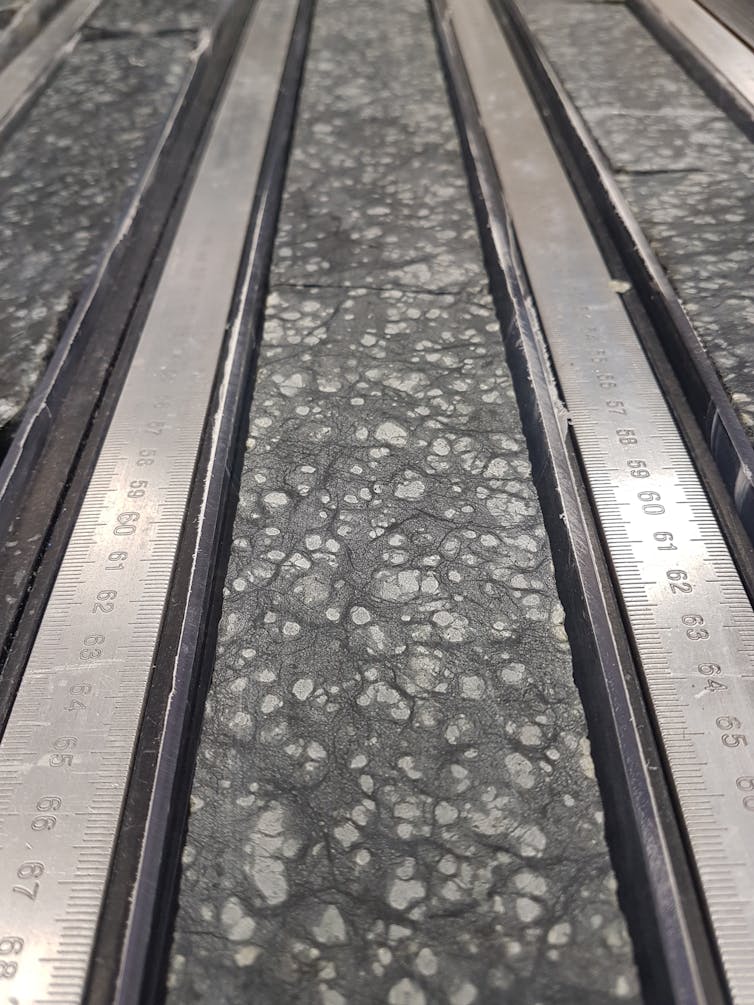 Core samples of mantle rocks aboard the JOIDES Resolution during IODP Expedition 399