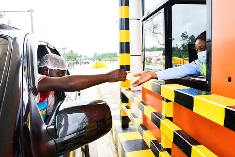 n homme dans une voiture tend les mains vers une femme dont les mains étaient tendues par la fenêtre.