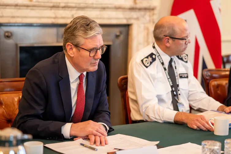 Keir Starmer sat in Downing Street with a police official.