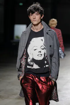 A model wears a t-shirt with Marilyn Monroe on the front.