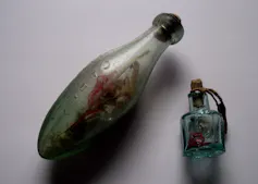 'Botella de bruja' de vidrio con forma de torpedo.