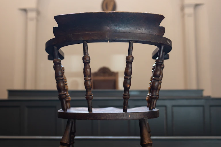 Chaise en bas dans la salle d'audience d'un tribunal.