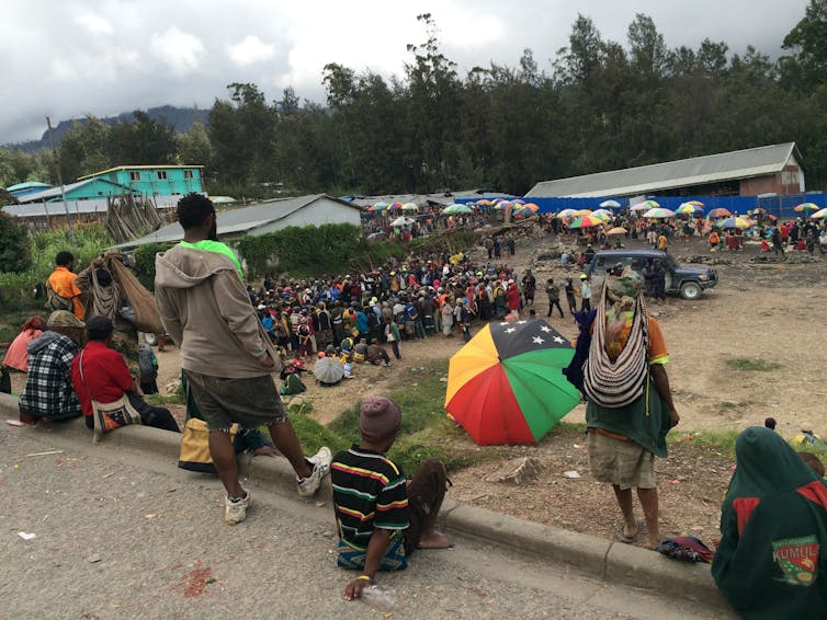 A mediation takes place at the market in Enga, in PNG.