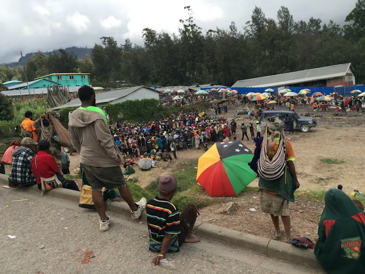 A mediation takes place at the market in Enga, in PNG.