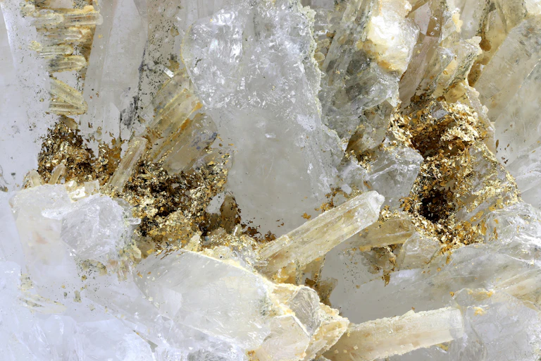 Photo of quartz crystal with deposits of gold