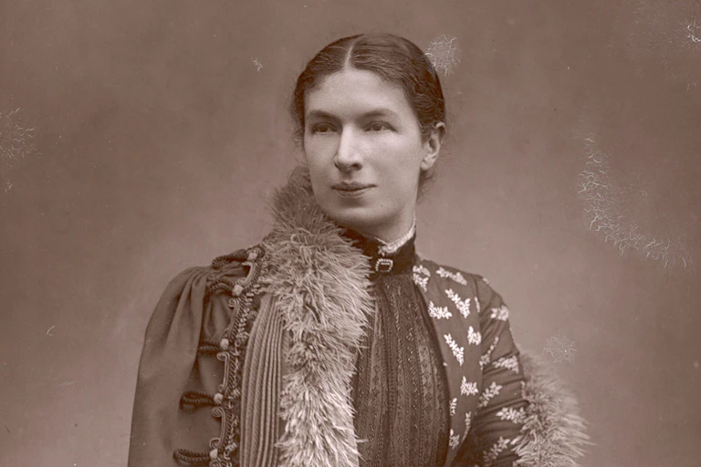 A portrait photo of Mrs Humphry Ward.