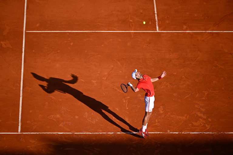 Novak Djokovic au service.