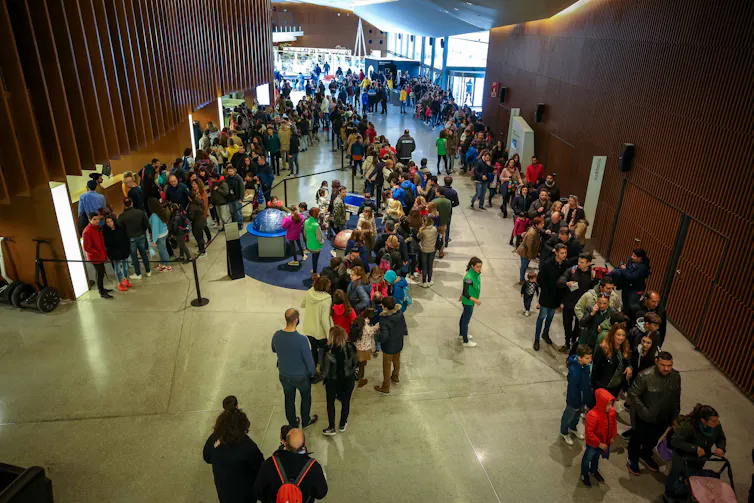 Visitantes al Parque de las Ciencias en una Jornada de Puertas Abiertas