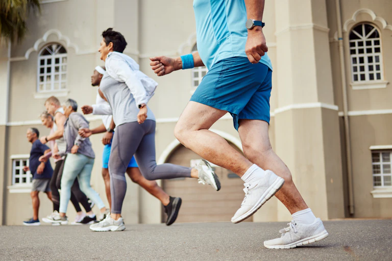 Des seniors en tenue de sport font une course sur le bitume.
