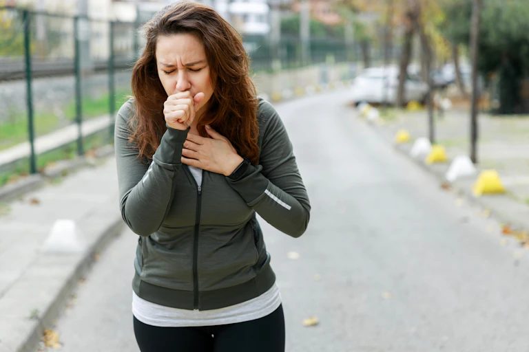 Une joggeuse s'est arrêtée de courir et tousse. Cela peut être