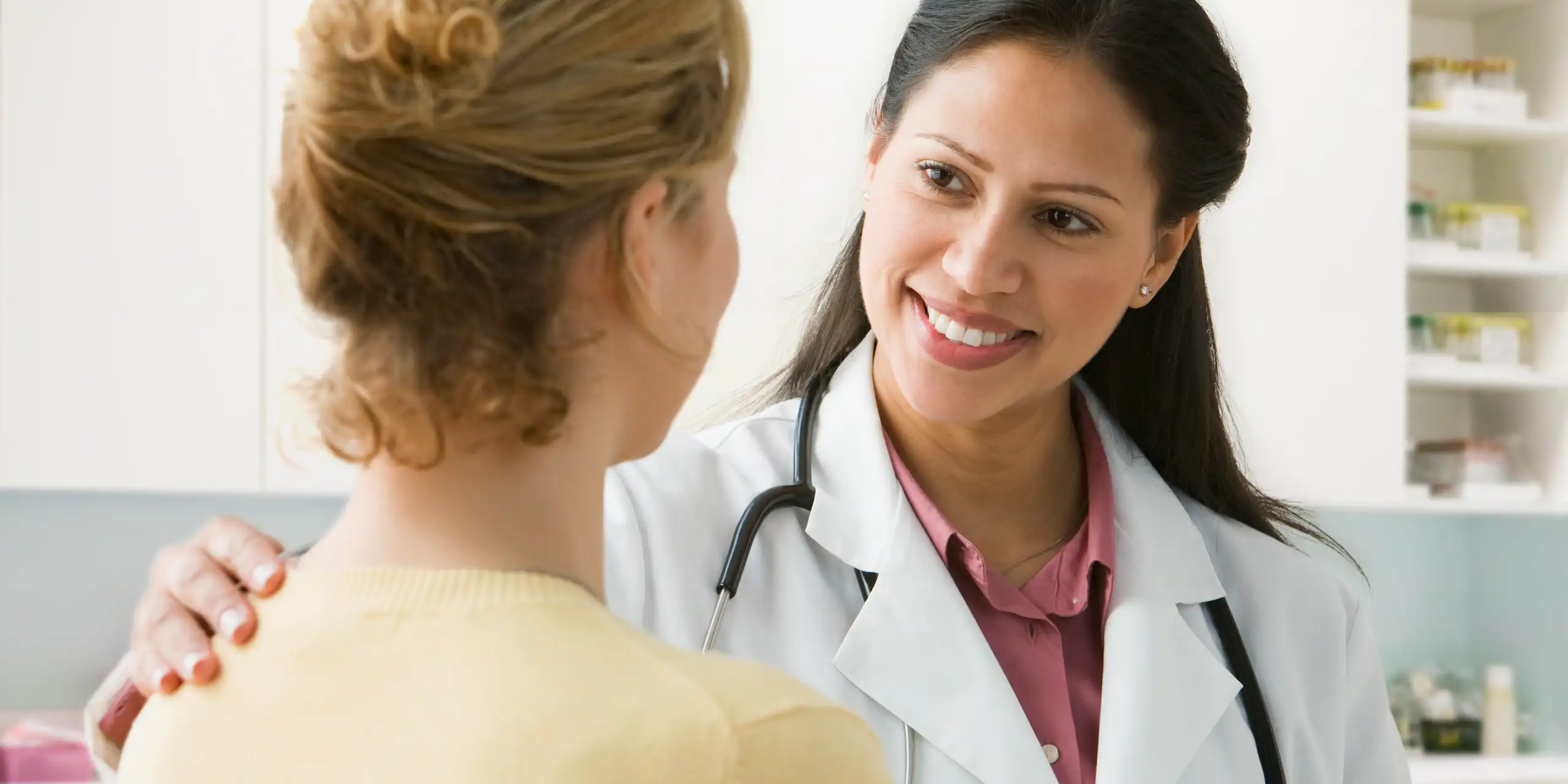 Una médico latina habla con su paciente.