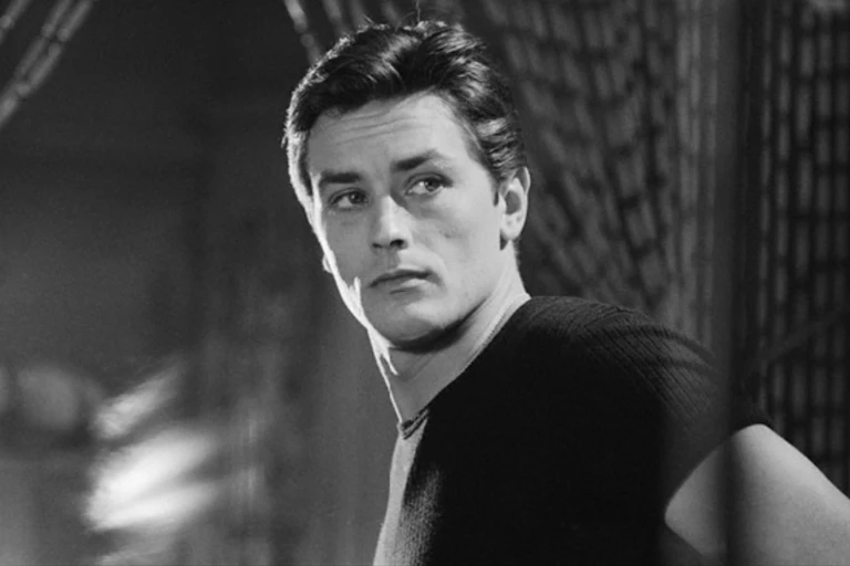 Photo d'Alain Delon en 1964, en noir er blanc