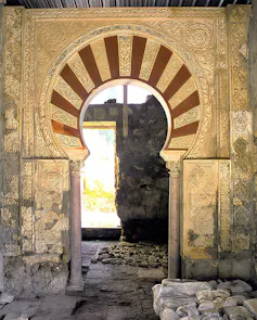 Puerta con arco de herradura.
