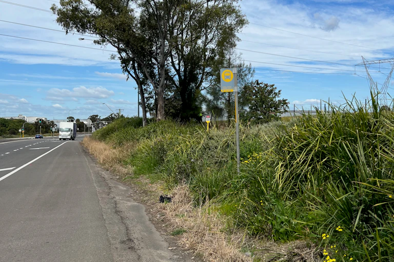 Roadside bus stop at Erskine Park with no facilities