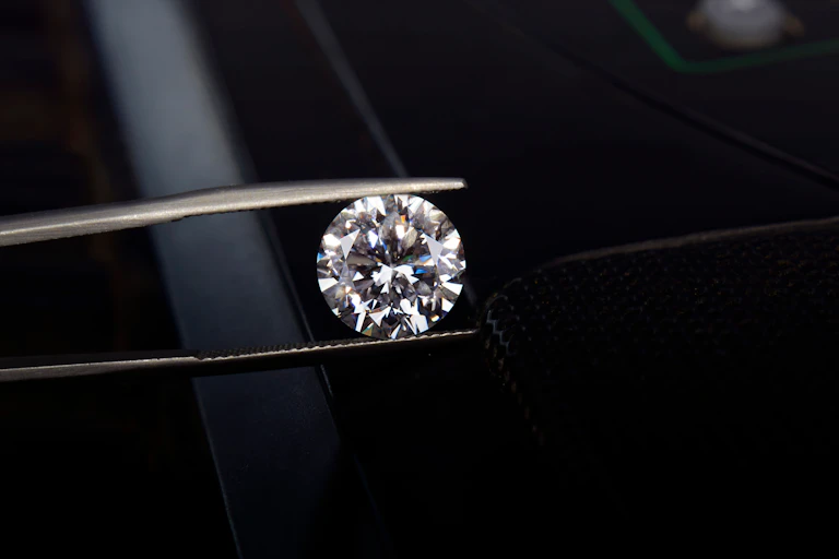un diamant sur fond noir