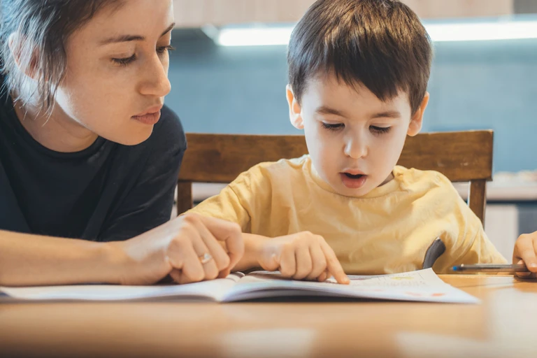 Une mère et son enfant lisent un texte
