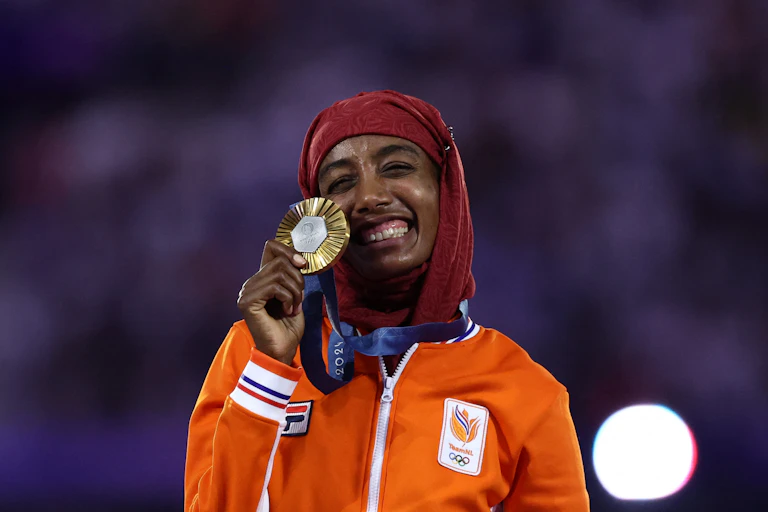 Si la médaillée d’or en athlétisme Sifan Hassan avait défendu les couleurs de la France plutôt que des Pays-Bas aux Jeux Olympiques, elle n’aurait pas été autorisée à porter son voile durant la cérémonie de clôture, le 11 août 2024.