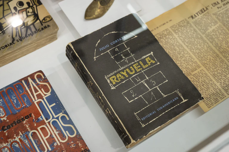 Varios libros expuestos en un mostrador.