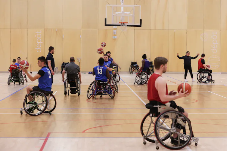 Des basketteurs en fauteuil roulant lors d’un stage organisé par le Centre Fédéral Handisport de Talence, près de Bordeaux, le 18 avril 2023