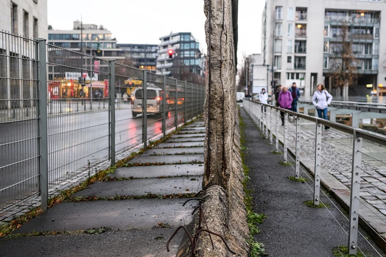 un morceau du mur de Berlin avec l'est et l'ouest à gauche et à droite