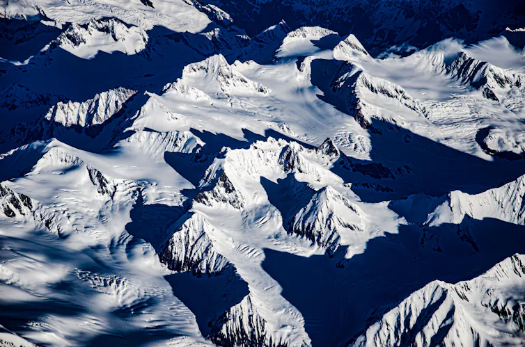 Vista aérea das montanhas do Himalaia cobertas de neve